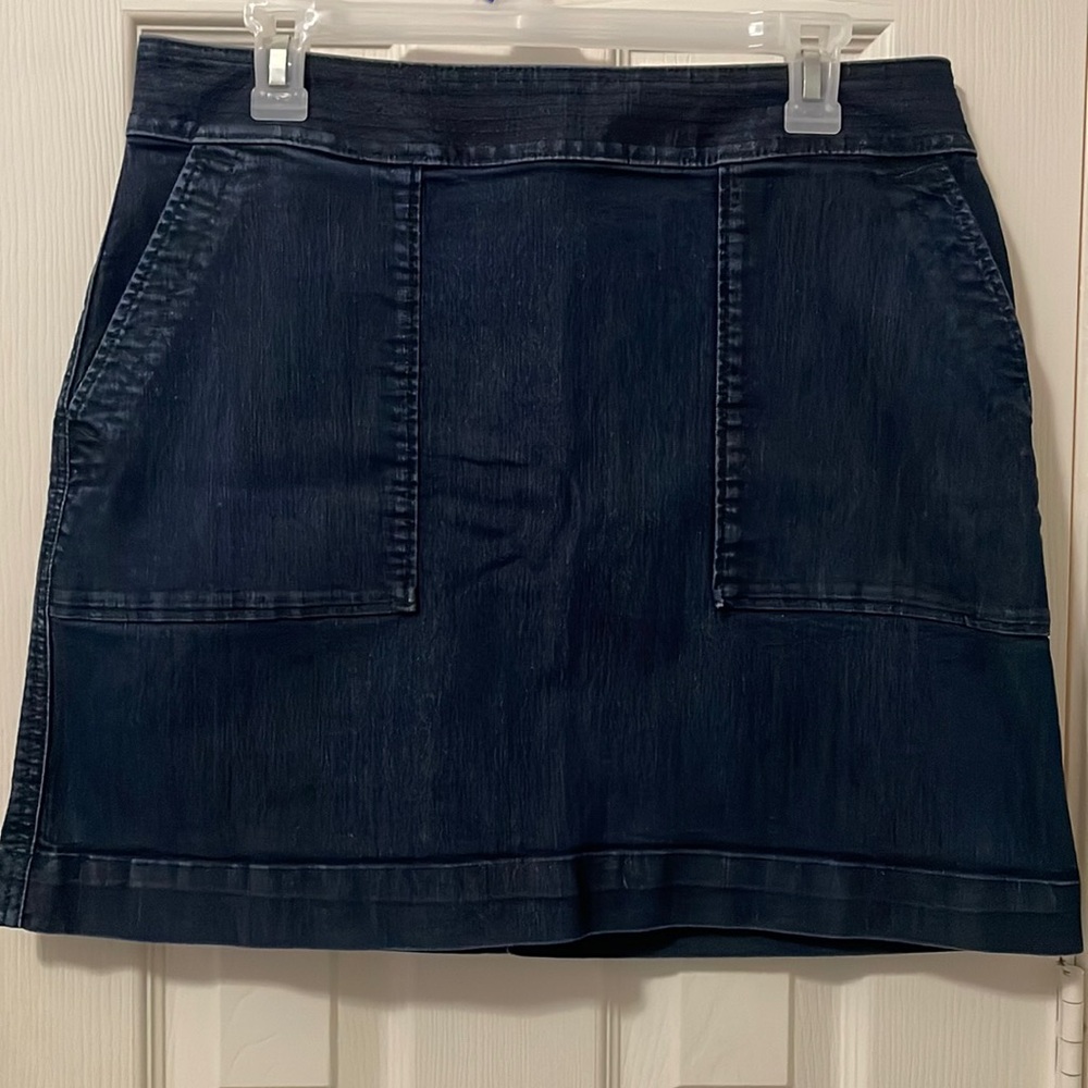 Clear out sale! LOFT dark wash skirt with lg front pockets above the knee length
